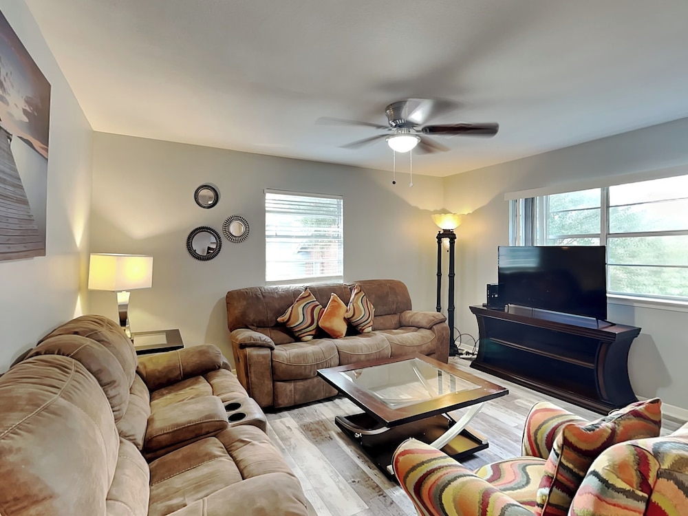 Pleasure Pier Retreat Manor by Ryson Vacation Rentals
