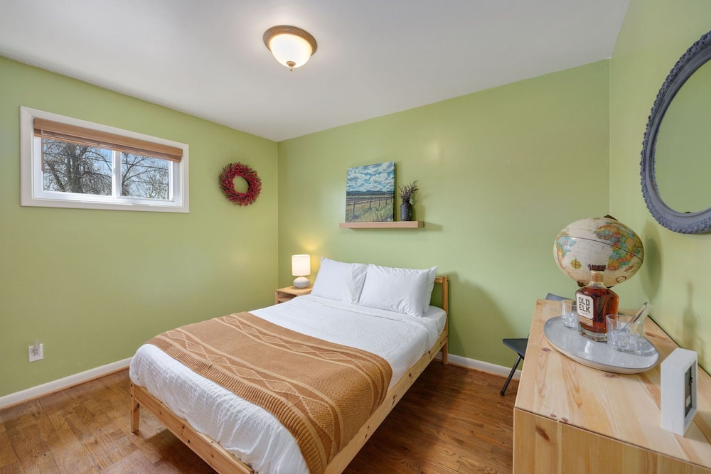 Cozy Mountain Retreat in Downtown With Hot Tub and Bikes view 5