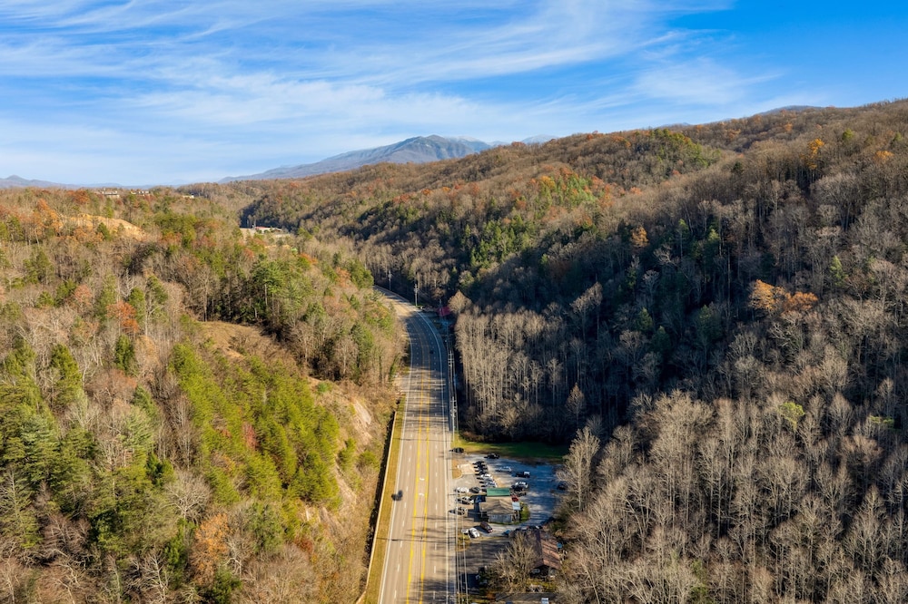 Creekside Haven Gatlinburg Escape by a Bubbling Creek Near Top Attractions