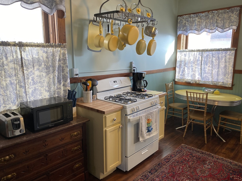 Vineyard Mansion & Carriage House Bed & Breakfast