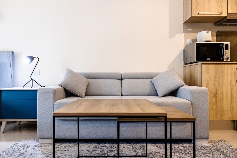 Tanin - Sleek Studio in AG Tower with Canal Views