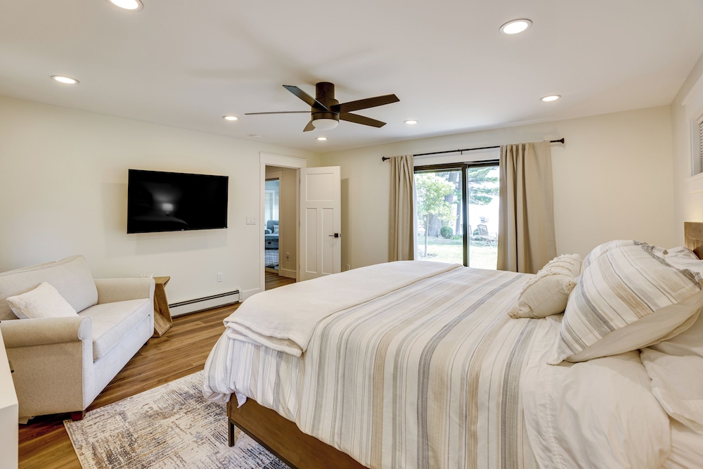 Swim, Fish & Boat: House on Stunning Higgins Lake!