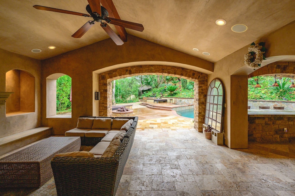 Elegant Villa Retreat Pool Garden Alfresco Lounge