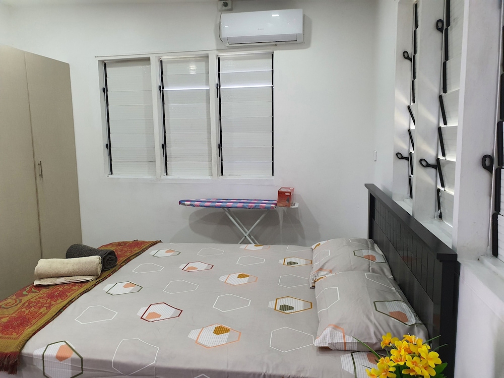 Master Bedroom with Shared Kitchen - view 16