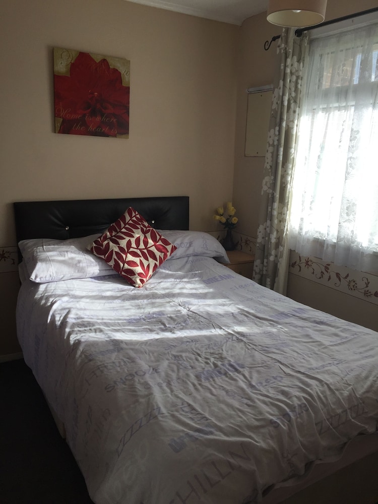 2 bed dog Friendly Chalet on Sunbeach Scratby view 2