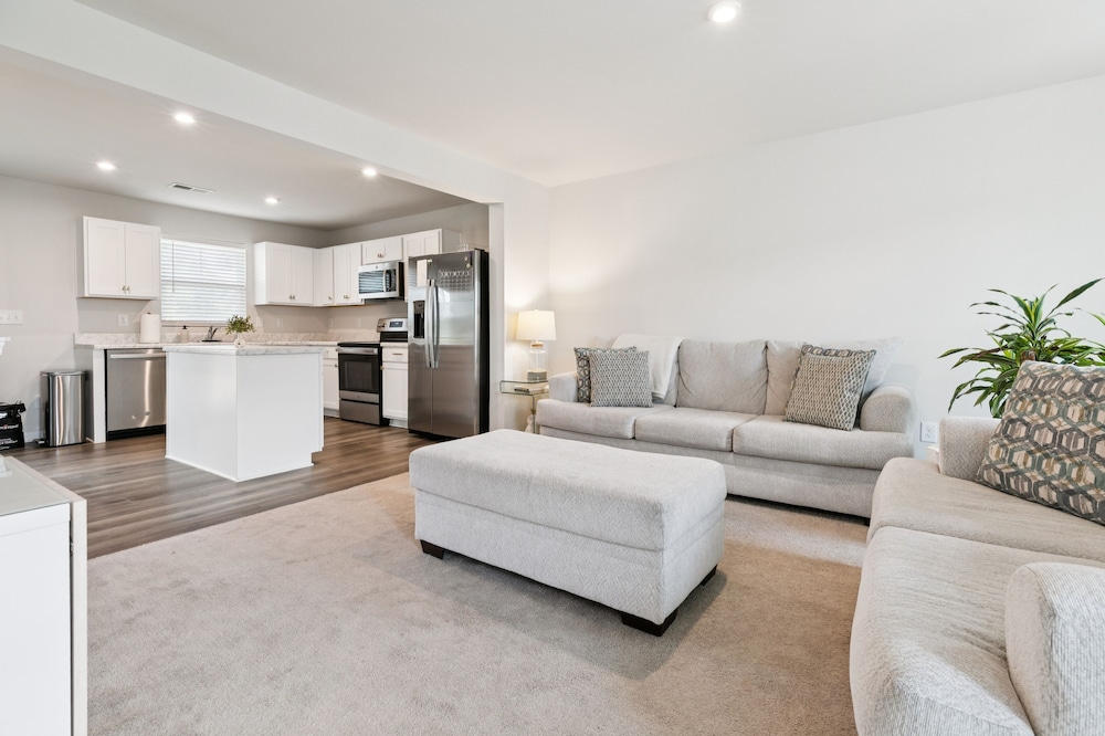 Modern Downtown Retreat Near Swamp Rabbit Trail 4 Bedroom Townhouse