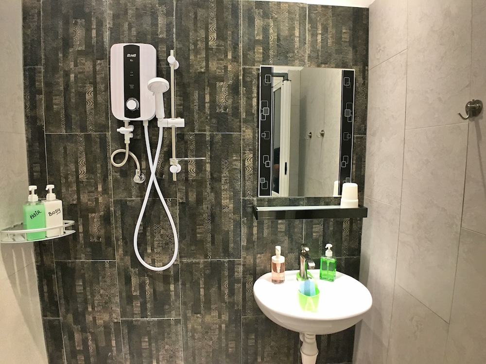iBook4 Deluxe 2 Bedroom Gurney Suite by iBook Homestay