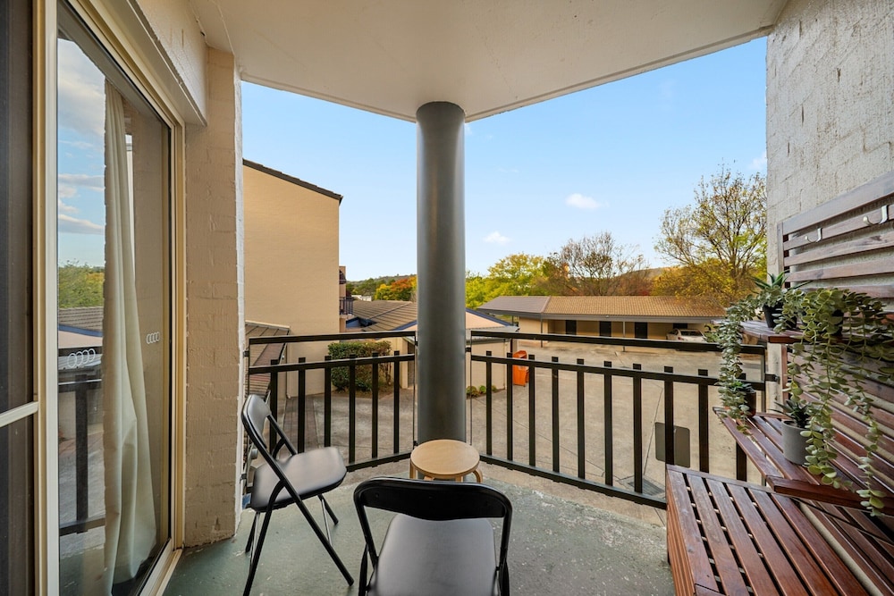Stylish 1-bed Stay With Balcony & Study