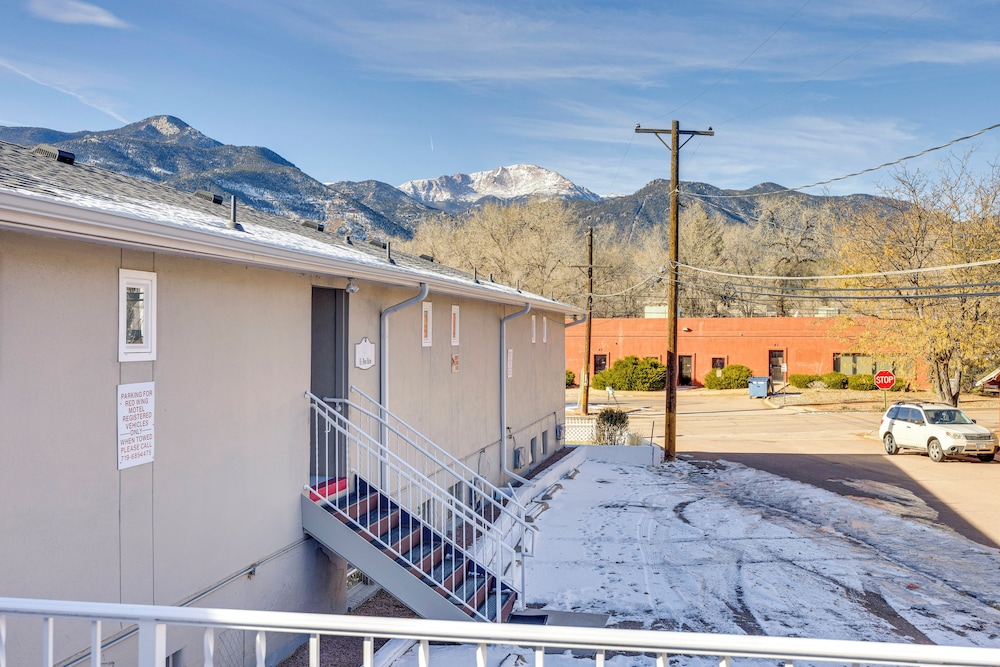 1/2 Mi to Attractions: Apartment w/ Deck