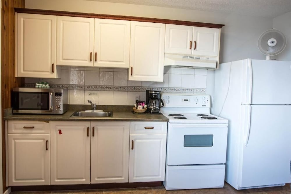 The Cedarwood Inn & Suites