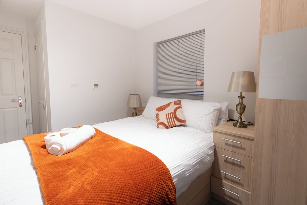 D'luxe 5-bed House - Sleeps 12 & Private Parking