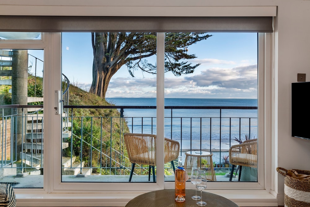 Beach Retreat - Sea Views Parking Beach Access
