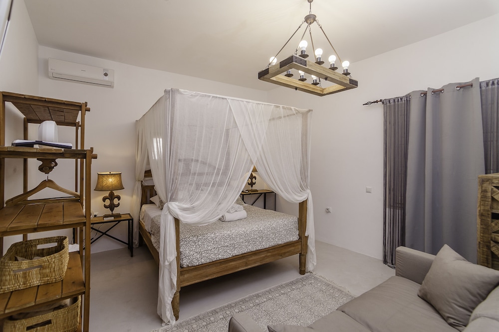 Rock Villas - Emporio | Pool, Jacuzzi, Castle View