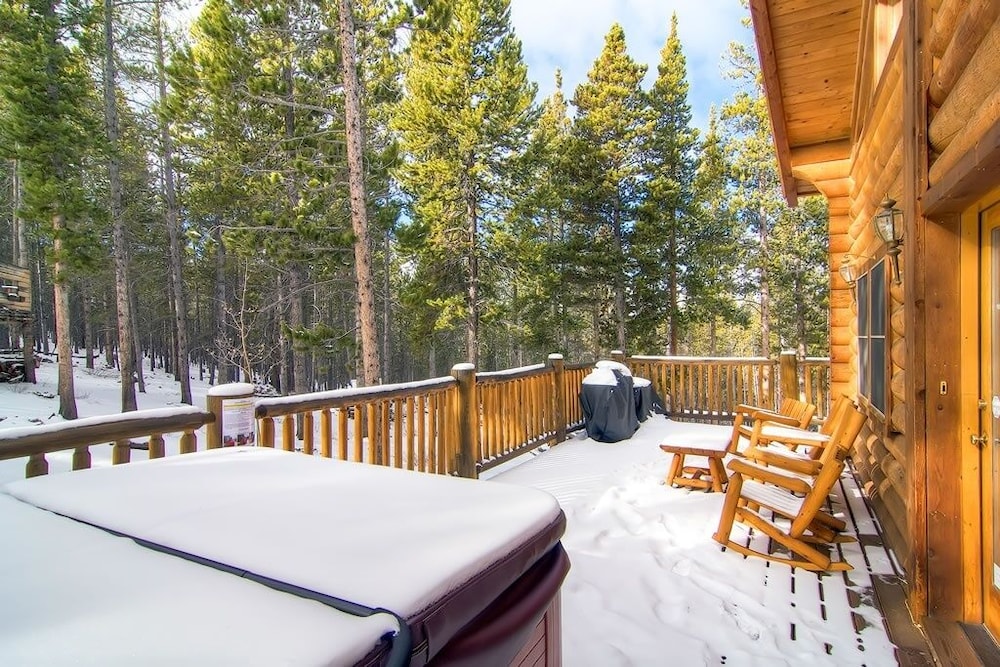 Snowshoe 4 Bedroom Home by RedAwning
