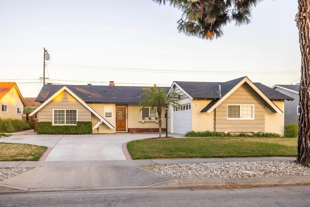 Marbella Lane - Charming 4BR Bungalo for Relaxing Retreat