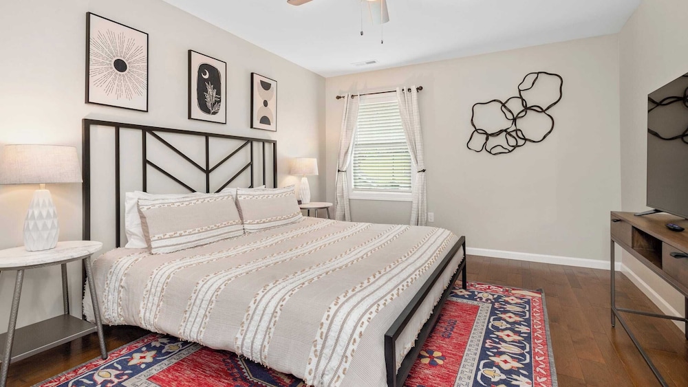 10 Townhomes, Sleeps 89 6 Mins to DT Asheville Sycamore Cove by Avantstay