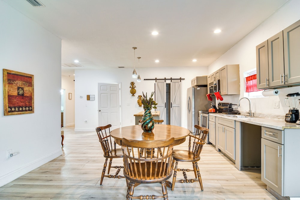 Close to Attractions: Tampa Retreat w/ Yard!