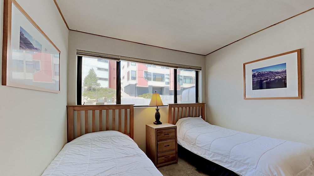 3 Outdoor Spas, Pool, Sauna and Free WiFi and Parking - Unit 531 at 1849 Condos - Slopeside by RedAwning