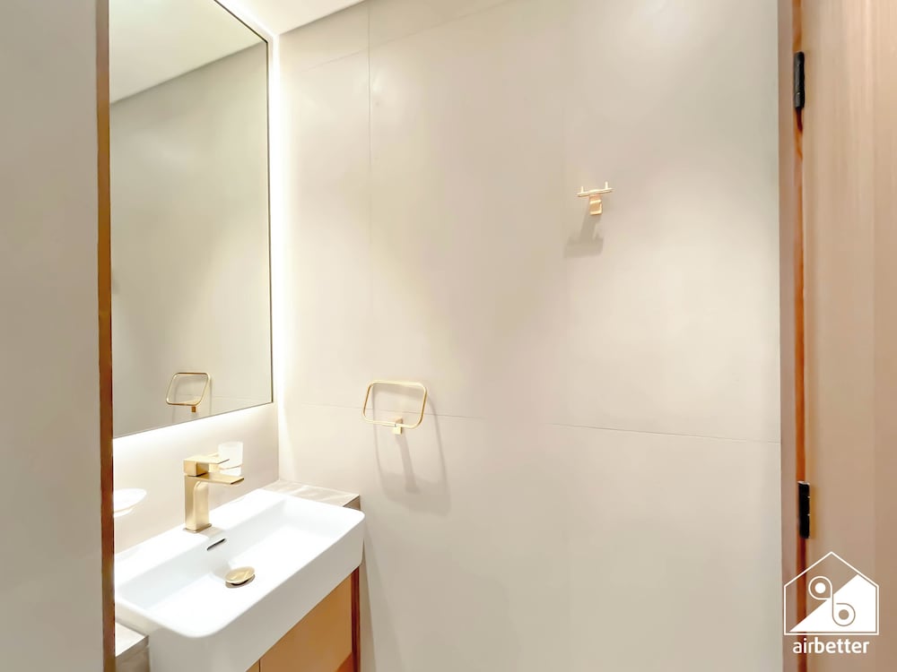 Luxury 1BR Balcony, Pool, Gym Prime Location