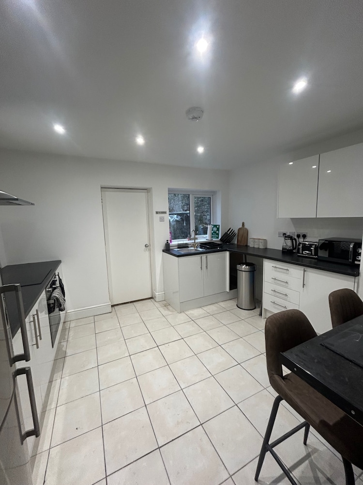 Modern Cosy Spacious 4 Bedroom House
