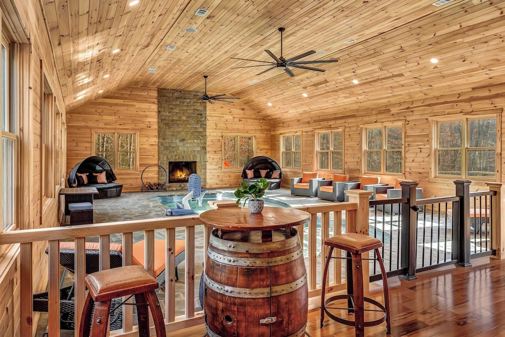 Grand Timber by Avantstay Indoor Pool, Sports Court, Game Room, & More!