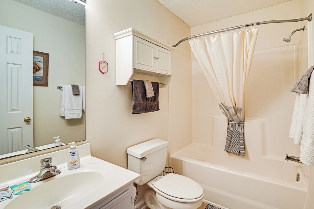 8 Mi to Boardwalk & Beach: Windsor Green Condo!