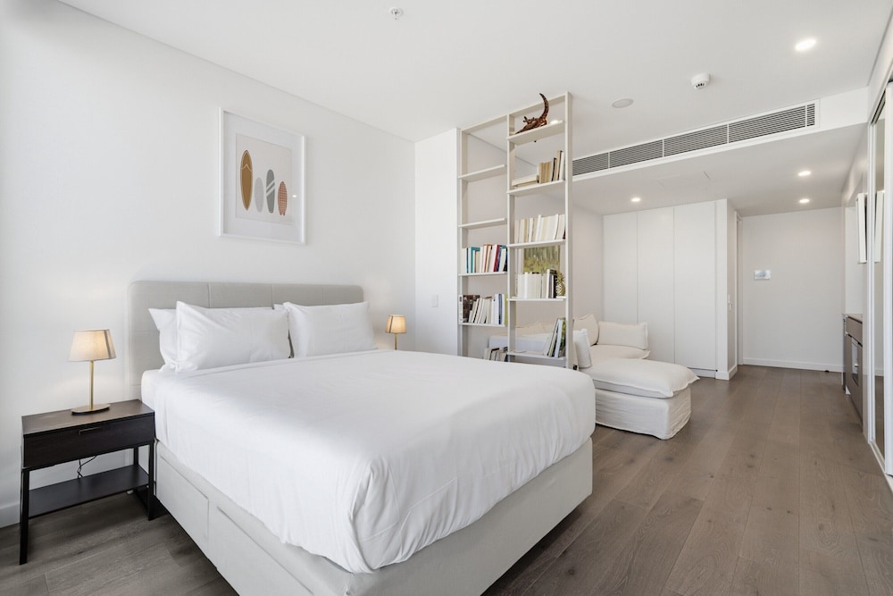 Coastal Apartment With Rooftop Pool