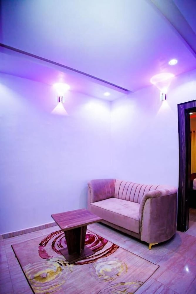 Vic & J Lounge and Hotel view 4