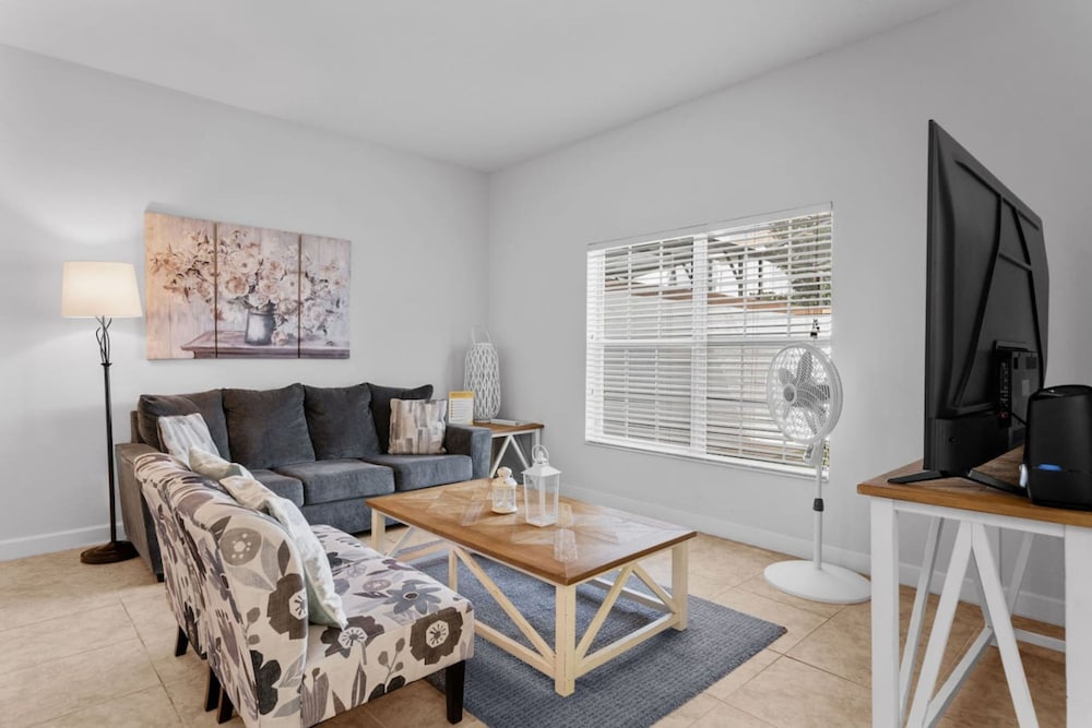 Amazing 4bdr Near Parks w Pool