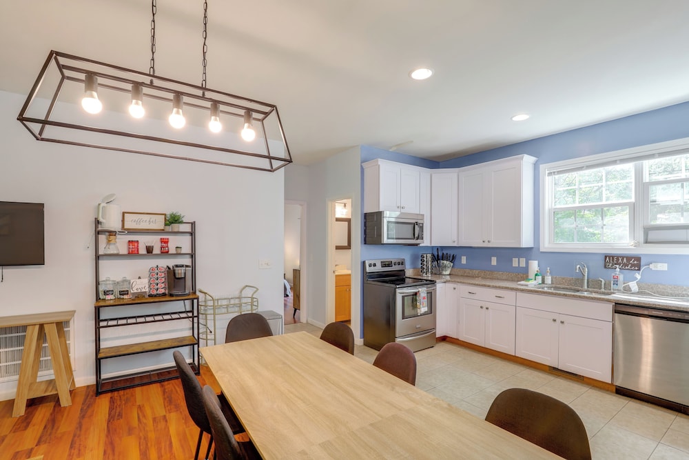 Family Home w/ Game Room, 3 Mi to Dtwn Asheville!