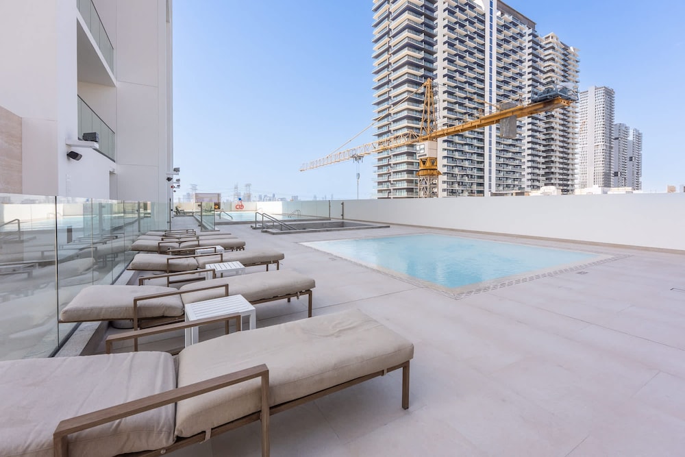 Gorgeous 1 Bedroom in Binghatti House and Sleeps 4