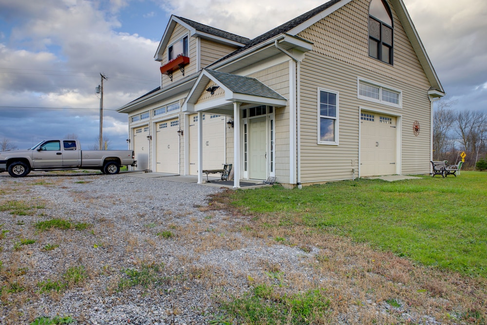 Comfy Schuylerville Carriage Getaway w/ Views view 4
