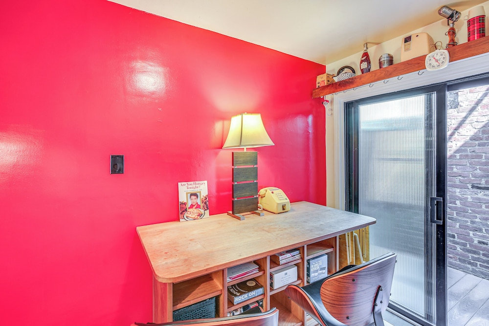 1 Mi to Ocean! Home w/ Rooftop Deck in Long Beach