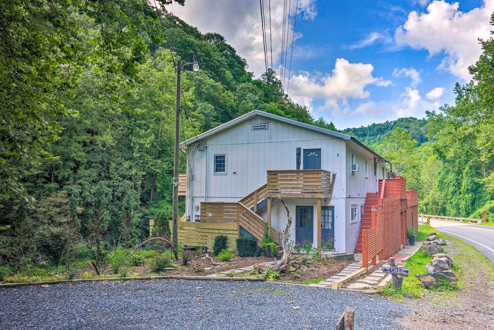 Modern, Dog-friendly Getaway on Cane River!