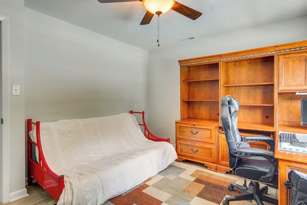 Pool & Game Room: Family Retreat in Fayetteville