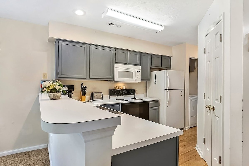 River Oaks 33f 2 Bedroom Condo