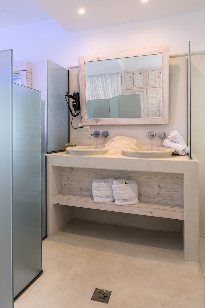 Kouros Home Hotel
