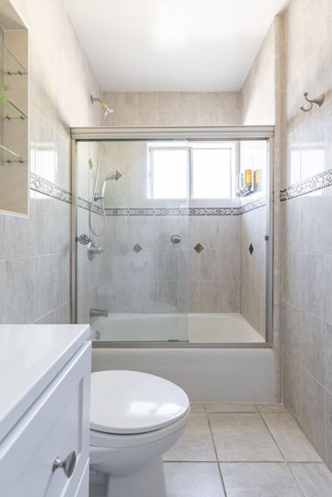 Charming Spacious Home - Modern Comforts Prime Location