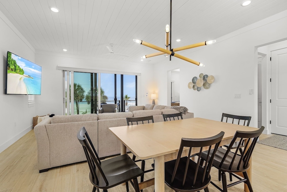 5350 Chasing Sunshine: 5bd/4.5ba Pool Home! 5 Bedroom Home