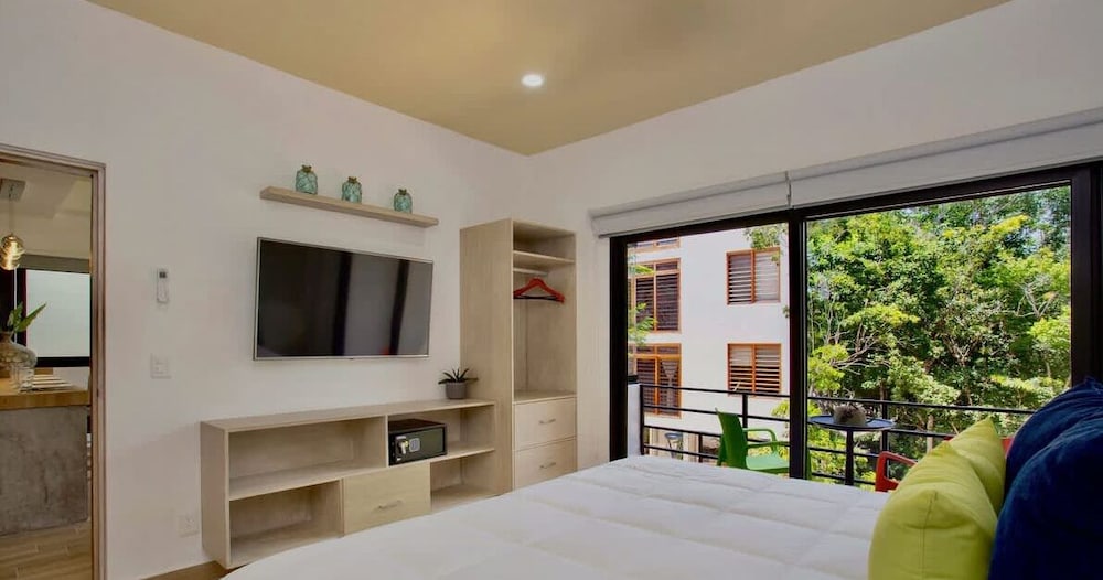 3br. Exclusive TH W/spacious Roof & Private Pool