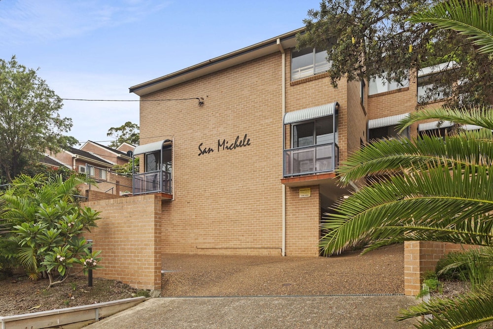 Bright Coastal Townhouse With BBQ & Courtyard