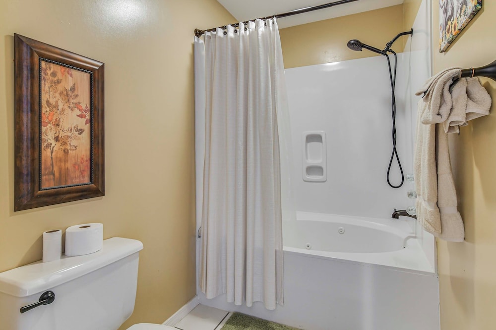 On Thousand Hills Golf Course: Condo w/ Sunroom