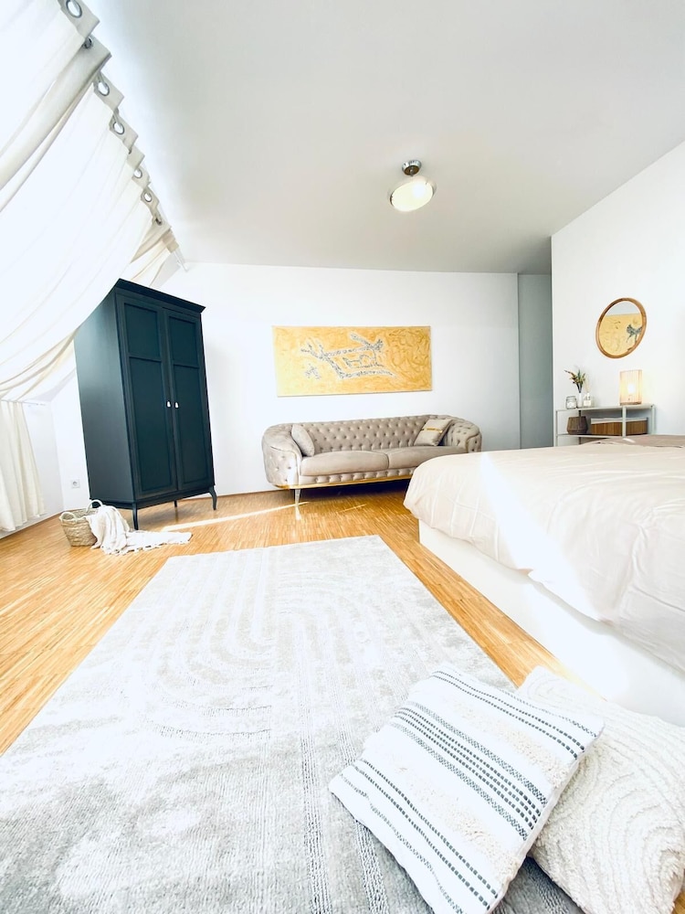 Comfy 3BR Apt With Living Room Balcony