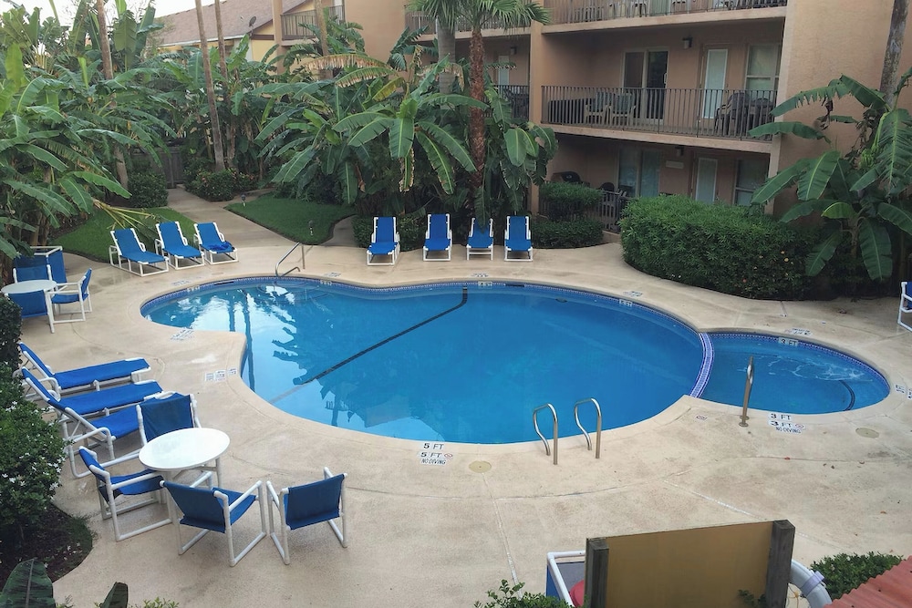 Walk to Beach: Condo w/ Pool Access in Texas!