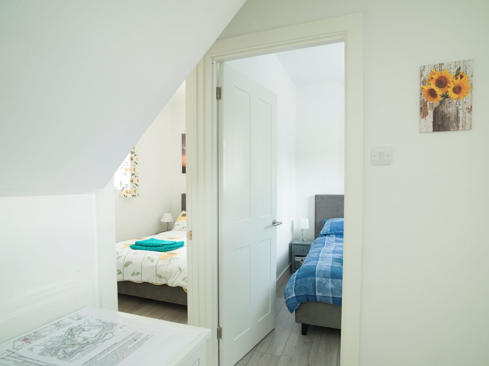 Modern Apartment in the Cotswolds Sleeps 6 view 5