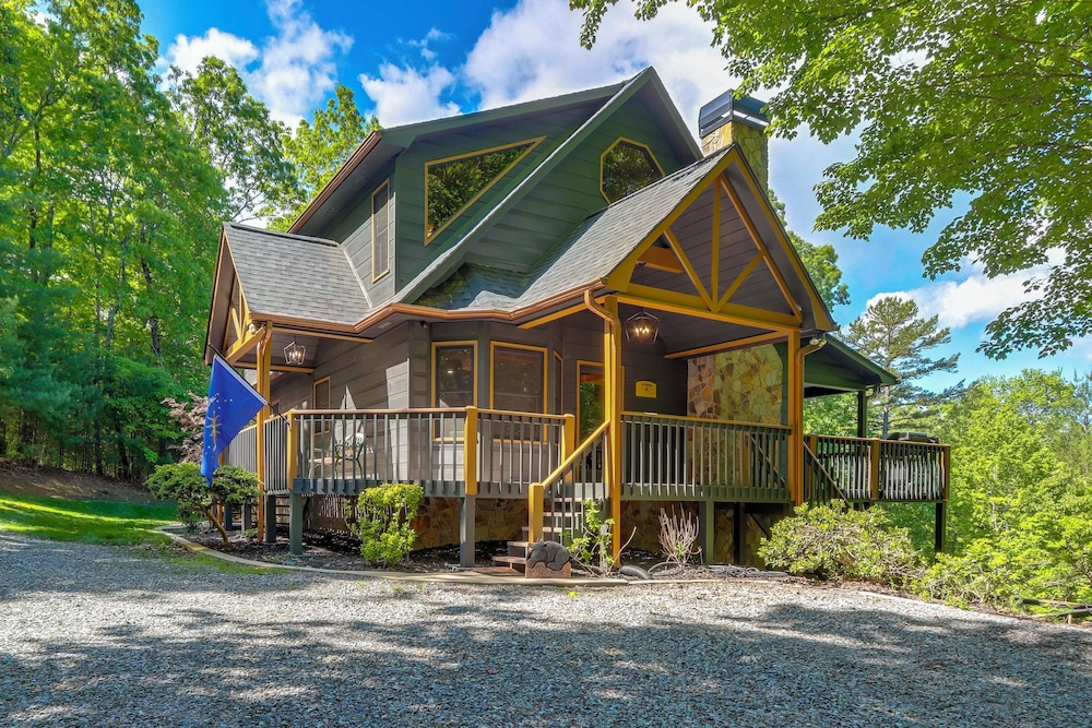 Family Friendly: Hot Tub Haven in Mineral Bluff!
