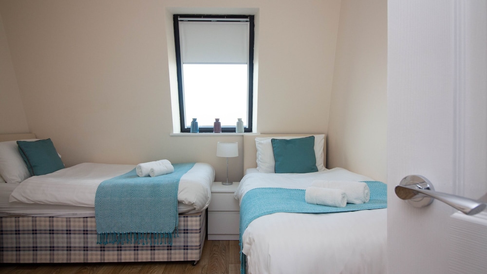 Stayzo Castle Point 18 Apartments - Premier Lodge