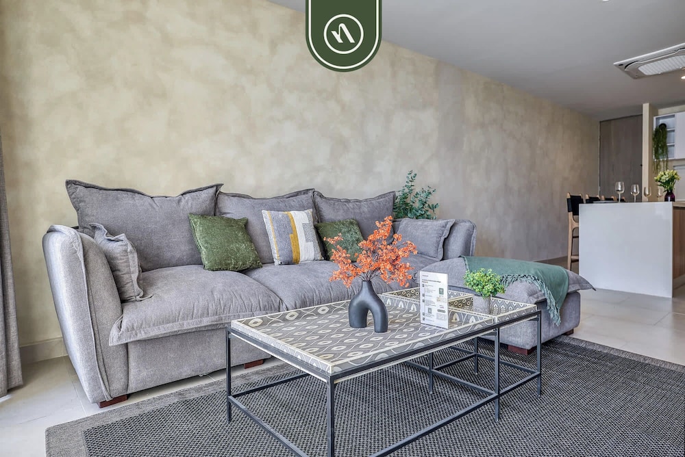 Luxury 2 BR Condo Near Beaches - Pools - Gym