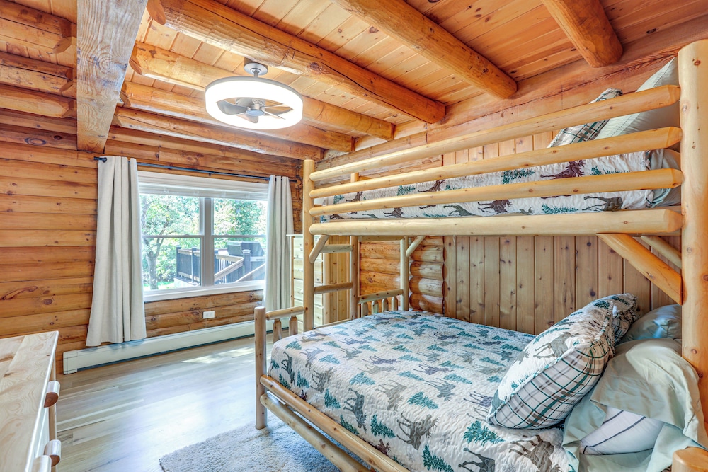 Deck, Sauna & Fire Pits: Upscale Belle Mead Cabin