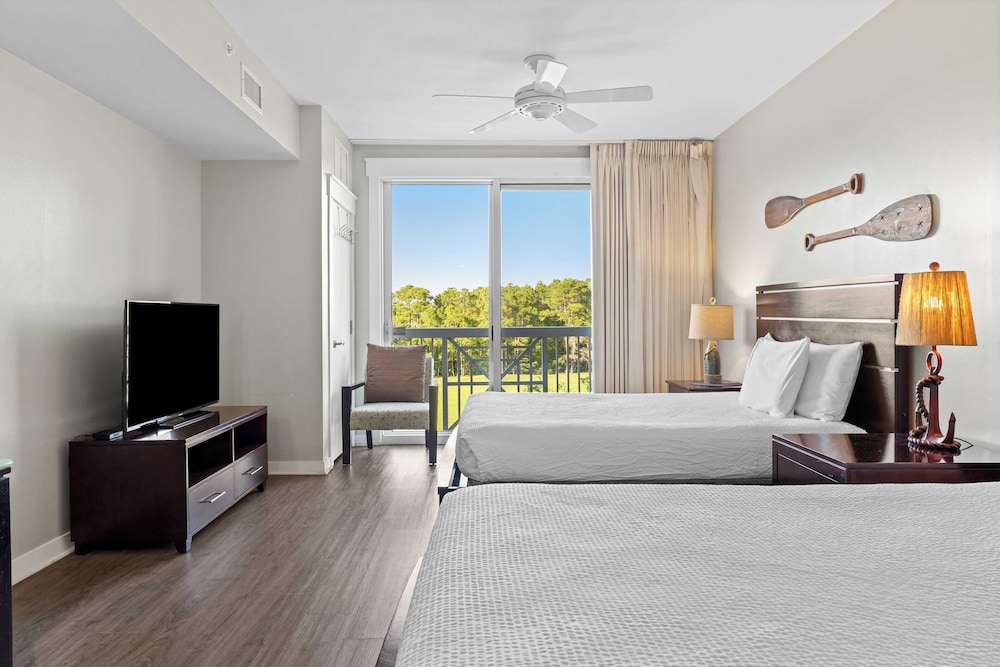 Serene Studio at Sandestin Pool, Hot Tub, Beach Shuttle, Walk to Baytowne